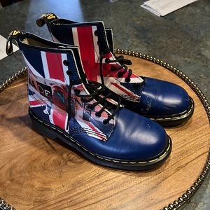 DR MARTEN authentic and rare British flag boots made in England size US 8